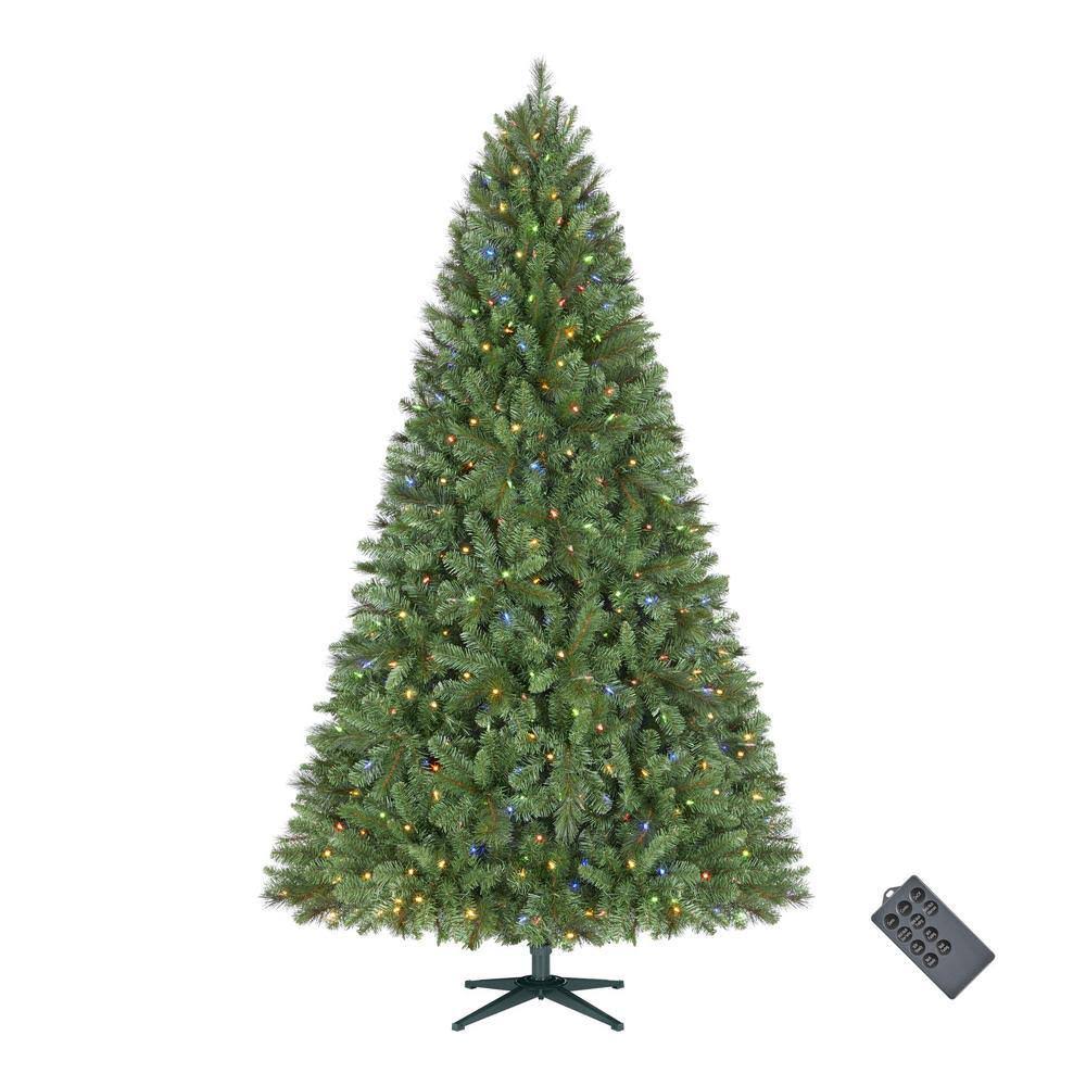 Home Accents Holiday 23PG90042 7.5 ft. Pre-Lit LED Wesley Pine Artificial Christmas Tree - Product image 1